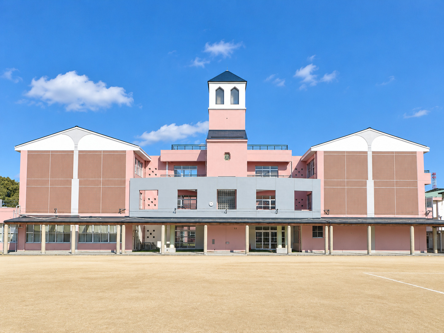 槻田小学校外壁及び屋上防水改修工事 完成後の校舎全景