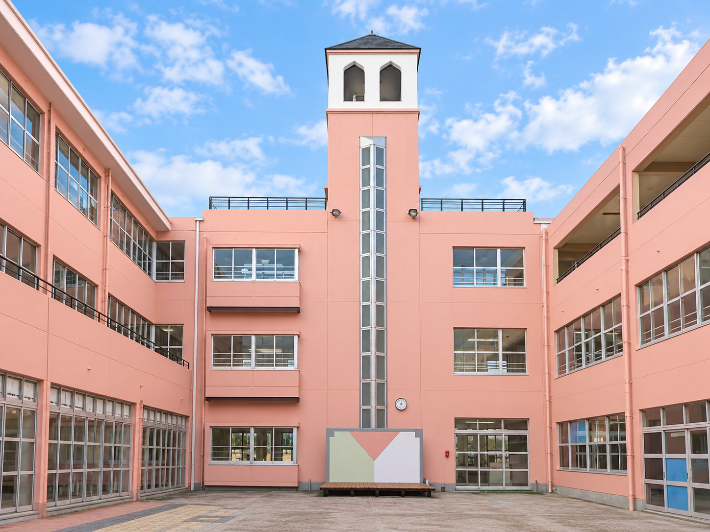 槻田小学校外壁及び屋上防水改修工事 完成後の中庭