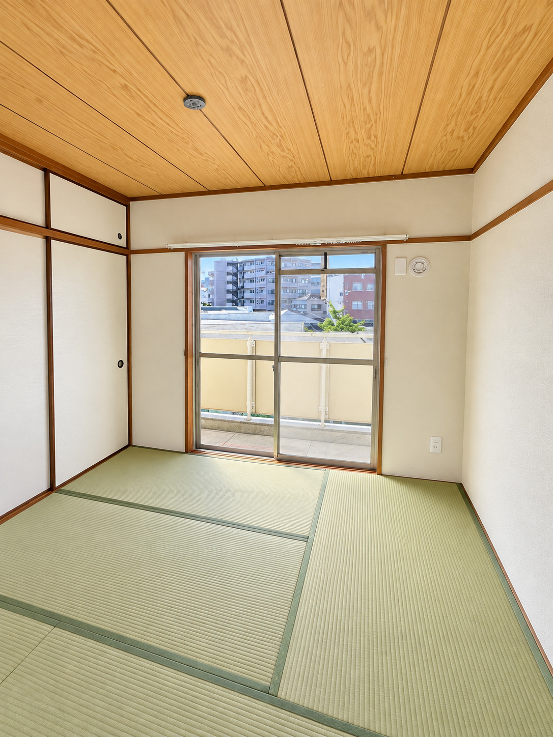 畳を新調し、壁のクロスを張り替えた改修後の和室