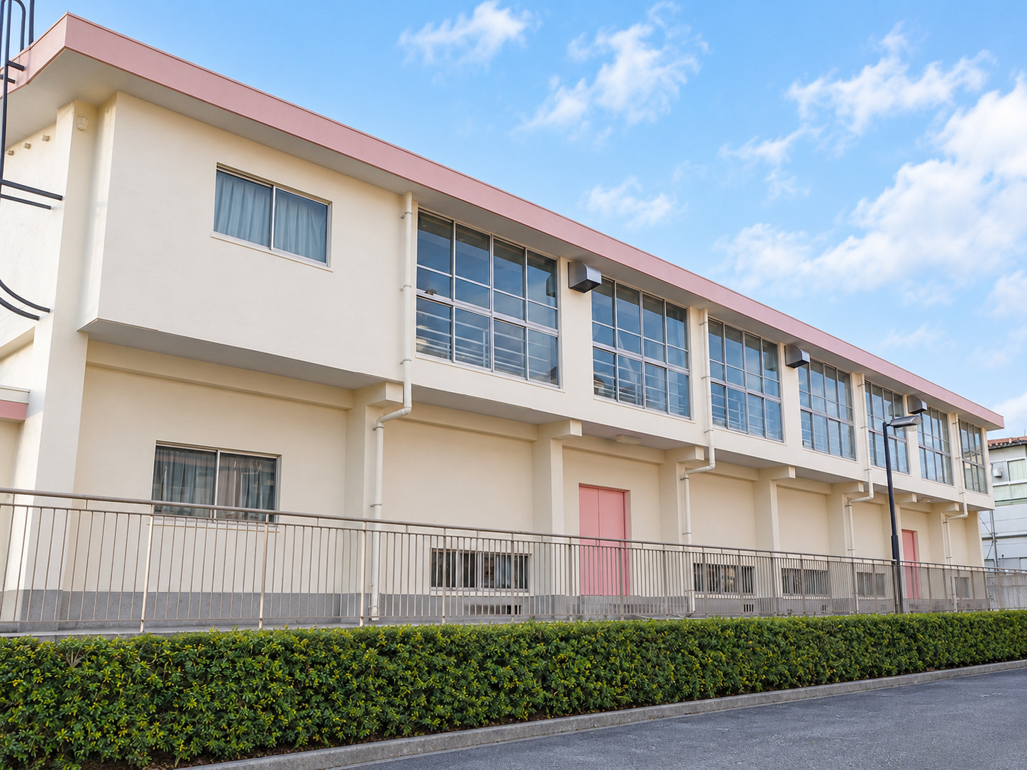 槻田小学校外壁及び屋上防水改修工事 完成後の体育館