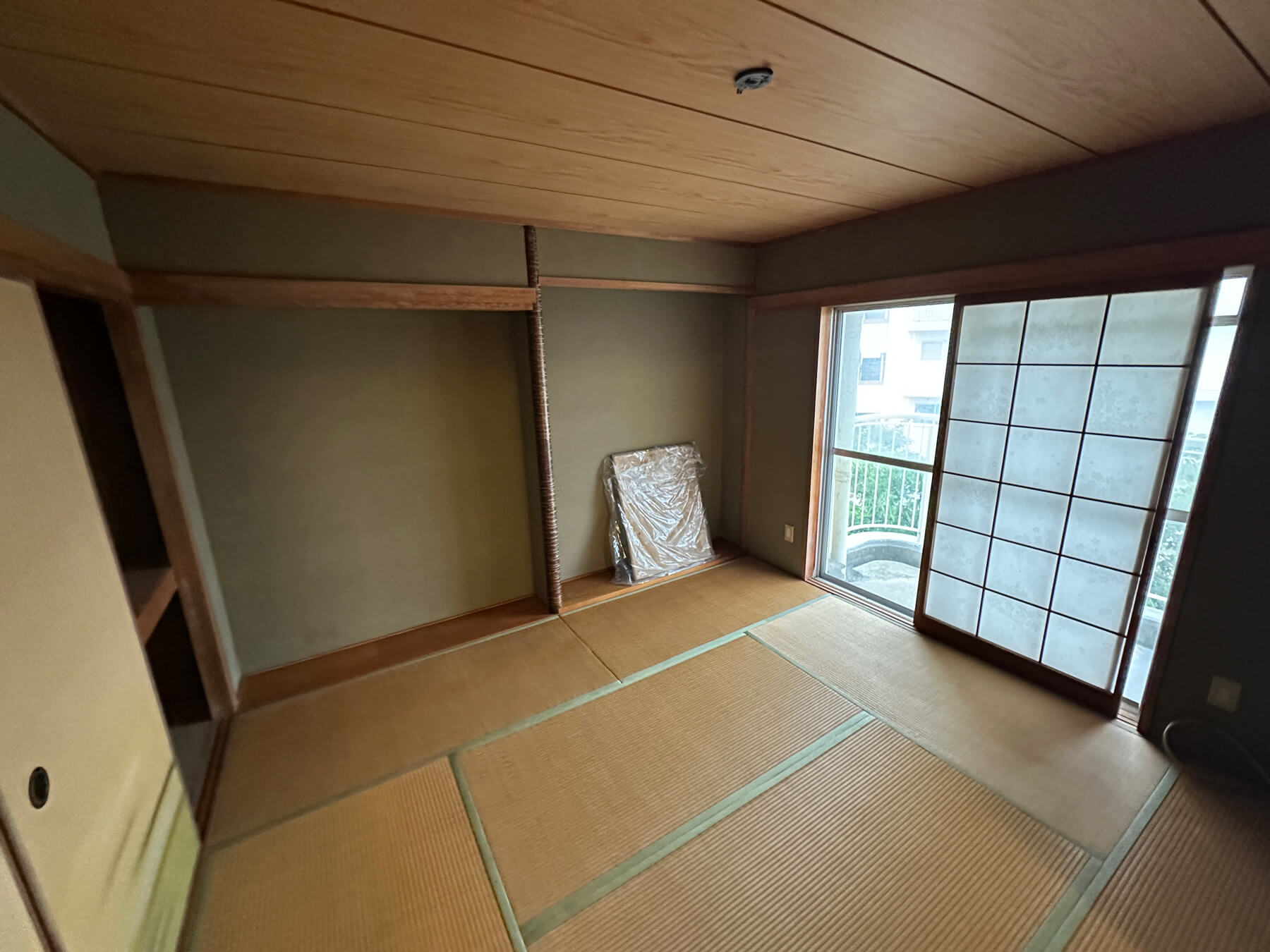 集合住宅の改修前の和室。畳敷きの床と窓際の障子